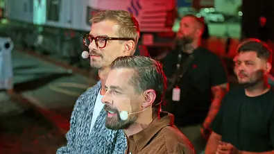 Joko Winterscheidt und Klaas Heufer-Umlauf musten Ein sehr gutes Quiz wegen eines medizinischen Notfalls unterbrechen. - Foto: IMAGO / Funke Foto Services