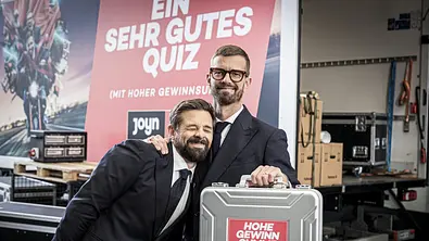 Joko und Klaas mit dem Geldkoffer von „Ein sehr gutes Quiz (mit hoher Gewinnsumme)“  - Foto: ProSieben