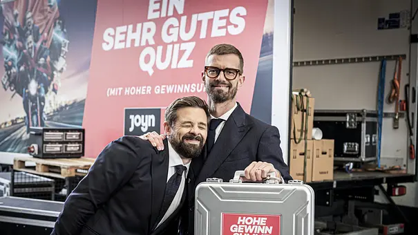 Joko und Klaas mit dem Geldkoffer von „Ein sehr gutes Quiz (mit hoher Gewinnsumme)“ - Foto: ProSieben Joko und Klaas mit dem Geldkoffer von „Ein sehr gutes Quiz (mit hoher Gewinnsumme)“ - Foto: ProSieben