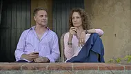 Ein Sommer auf Elba: Vor zwei grünen Holztüren sitzen Maja (Regula Grauwiller) und Thorsten (Janek Rieke) mit einem Glas Rotwein in den Händen auf der Terrasse. - Foto: ZDF / Christiane Pausch Ein Sommer auf Elba: Vor zwei grünen Holztüren sitzen Maja (Regula Grauwiller) und Thorsten (Janek Rieke) mit einem Glas Rotwein in den Händen auf der Terrasse. - Foto: ZDF / Christiane Pausch