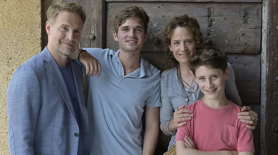 Von links: ihr Ex-Mann Thorsten (Janek Rieke), daneben ihr 17-jähriger Sohn Anton (Henry Horn). Maja (Regula Grauwiller) hat ihrem jüngeren Sohn Erik (Levis Kachel) liebevoll die Hände auf die Schultern gelegt.