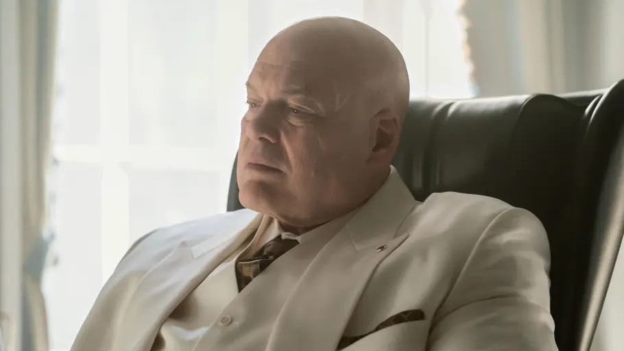 Ein Wiedersehen mit Fisk ist sicher, nur in die Politik wird er wohl nicht so schnell zurückkehren. Wilson Fisk sitzt an seinem Schreibtisch und schaut ernst nach vorne.