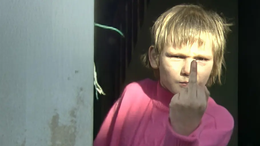 Ein Mädchen aus der Familie Ritter hebt den Mittelfinger.