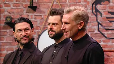 Robert Tarquini, Klaus Laimer und Max Kögl stehen von links nach rechts in schwarzer Kleidung vor einer Backsteinwand. - Foto: RTL Robert Tarquini, Klaus Laimer und Max Kögl stehen von links nach rechts in schwarzer Kleidung vor einer Backsteinwand. - Foto: RTL