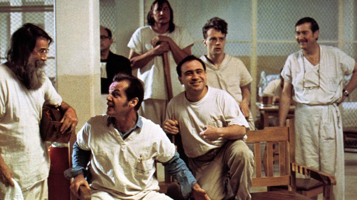 Einer flog über das Kuckucksnest Das Ensemble des Films Einer flog über das Kuckucksnest sitzt beisammen in einer Nervenheilanstalt.