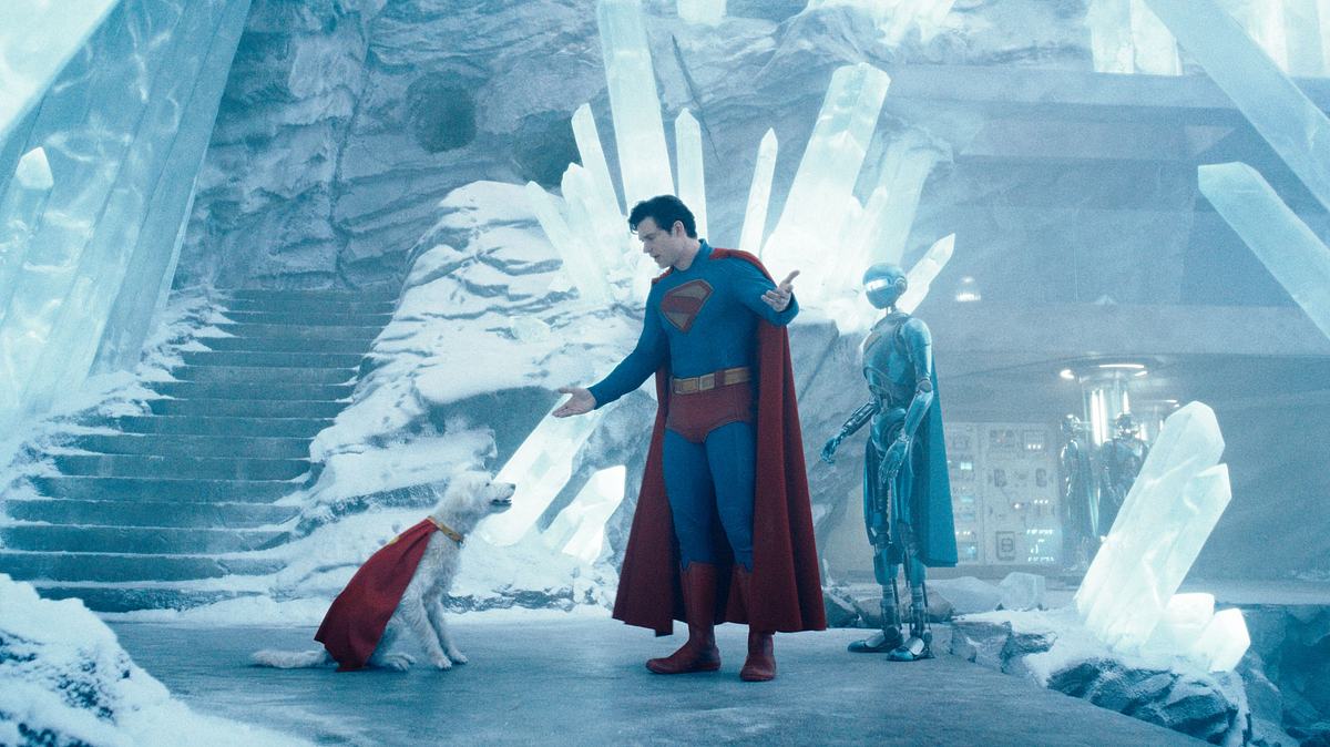 Einsam wird Superman in der Festung der Einsamkeit sicher nicht, denn zumindest seine Roboter leisten ihm hier immer Gesellschaft. Krypto, Superman und Roboter Nr. 4 in der Festung der Einsamkeit.