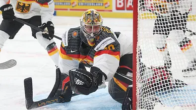 Eishockey WM Torwart Philipp Grubauer versucht den Puck zu halten - Foto:  IMAGO / Manuel Stefan