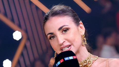 Ekaterina Leonova spricht mit traurigem Gesichtsausdruck in ein RTL-Mikro - Foto:  IMAGO / Panama Pictures