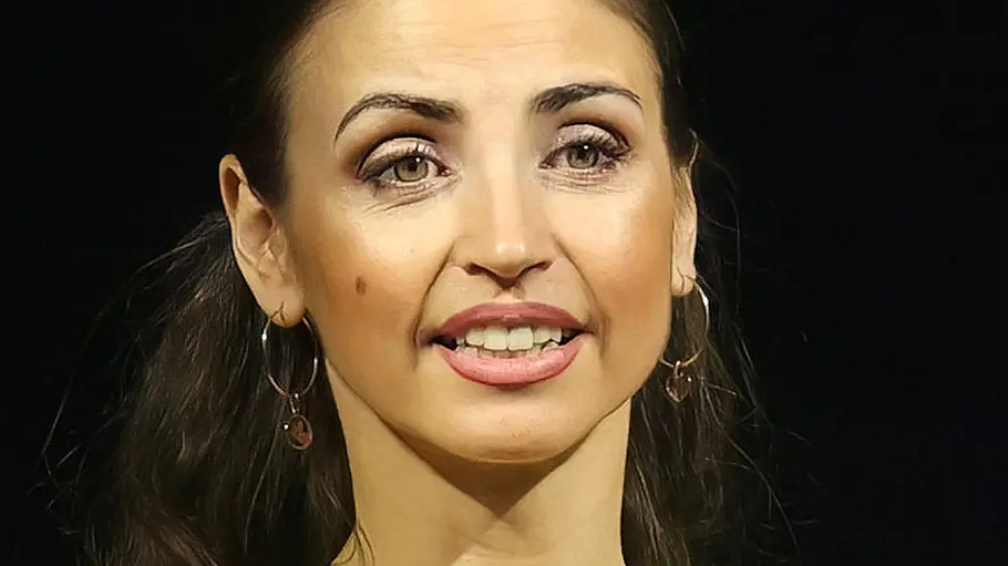 Ekaterina Leonova Ekaterina Leonova bei Let's Dance, sie schaut ernst nach vorne.