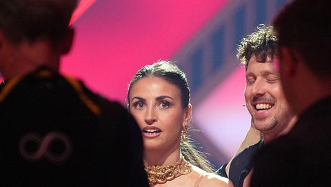 Ekaterina Leonova und Valentin Lusin bei der „Lets Dance“-Profi-Challenge, sie mit erschrockenem Gesichtsausdruck, er lachend  - Foto: RTL / Stefan Gregorowius