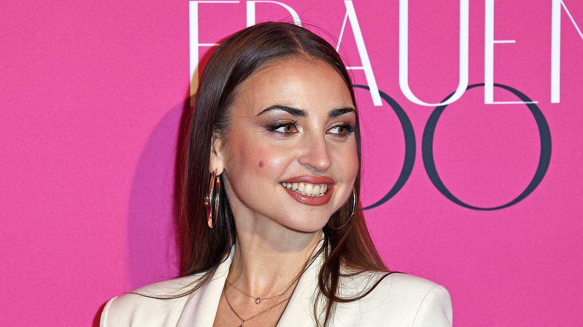 Ekaterina Leonova reagiert auf Frage zu Freund Ilya Ekaterina Leonova strahlt im weißen Blazer vor einer pinkten Wand