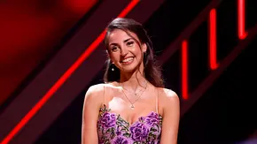 Ekaterina Leonova lächelt auf der „Lets Dance“ Bühne in einem lila, floralen Kleid - Foto: IMAGO / Panama Pictures