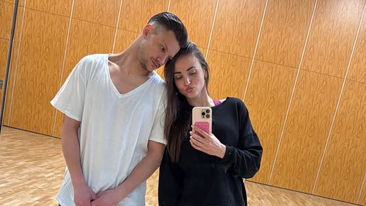 Ekaterina Leonova zeigt ihren Freund Ilya ganz öffentlich. Ekaterina Leonova lehnt an ihren Freund Ilya, während sie einen Kussmund in Richtung Kamera macht.