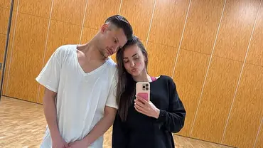 Ekaterina Leonova lehnt an ihren Freund Ilya, während sie einen Kussmund in Richtung Kamera macht. - Foto: Instagram/Ekaterina Leonova