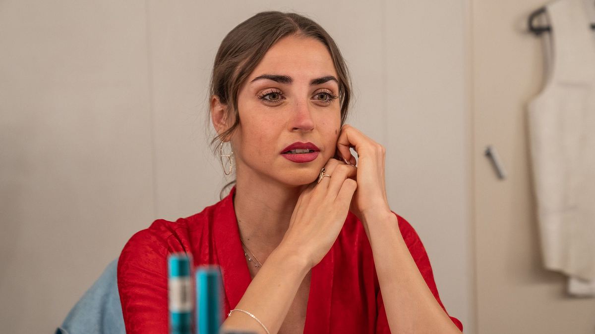 Ekaterina Leonova betrachtet sich in Der Schiffsarzt ernst im Spiegel
