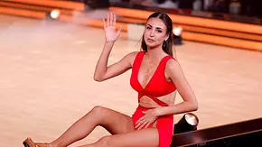Ekaterina Leoniova im roten Kleid auf der Lets Dance-Bühne. - Foto: IMAGO / Panama Pictures