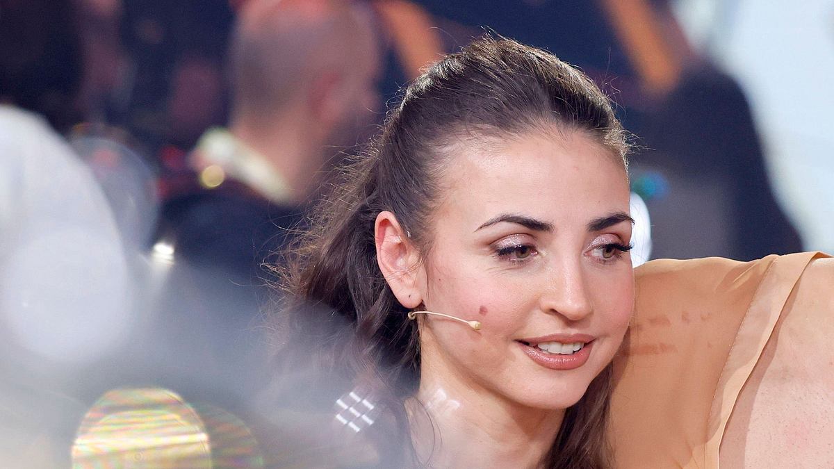 Ekaterina Leonova macht sich Sorgen um ihren Vater. Ekaterina Leonova mit verwirrtem Blick, vor ihr der Pokal.