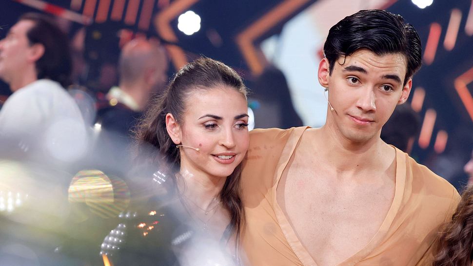 Ekaterina Leonova mit verwirrtem Blick, vor ihr der Pokal. - Foto: Imago/Panama Pictures