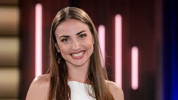 Porträt von Ekaterina Leonova in einem weißen Oberteil, lächelnd vor Studiohintergrund - Foto:  IMAGO / Future Image