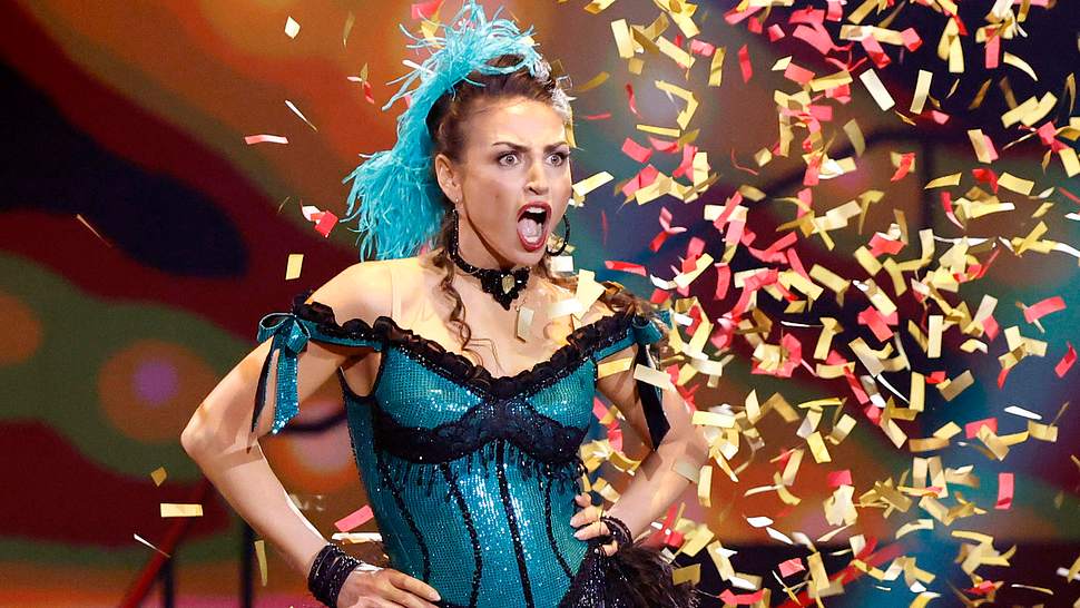 Ekaterina Leonova tanzt i  Konfettiregen auf der Lets Dance-Bühne. - Foto: IMAGO / Panama Pictures