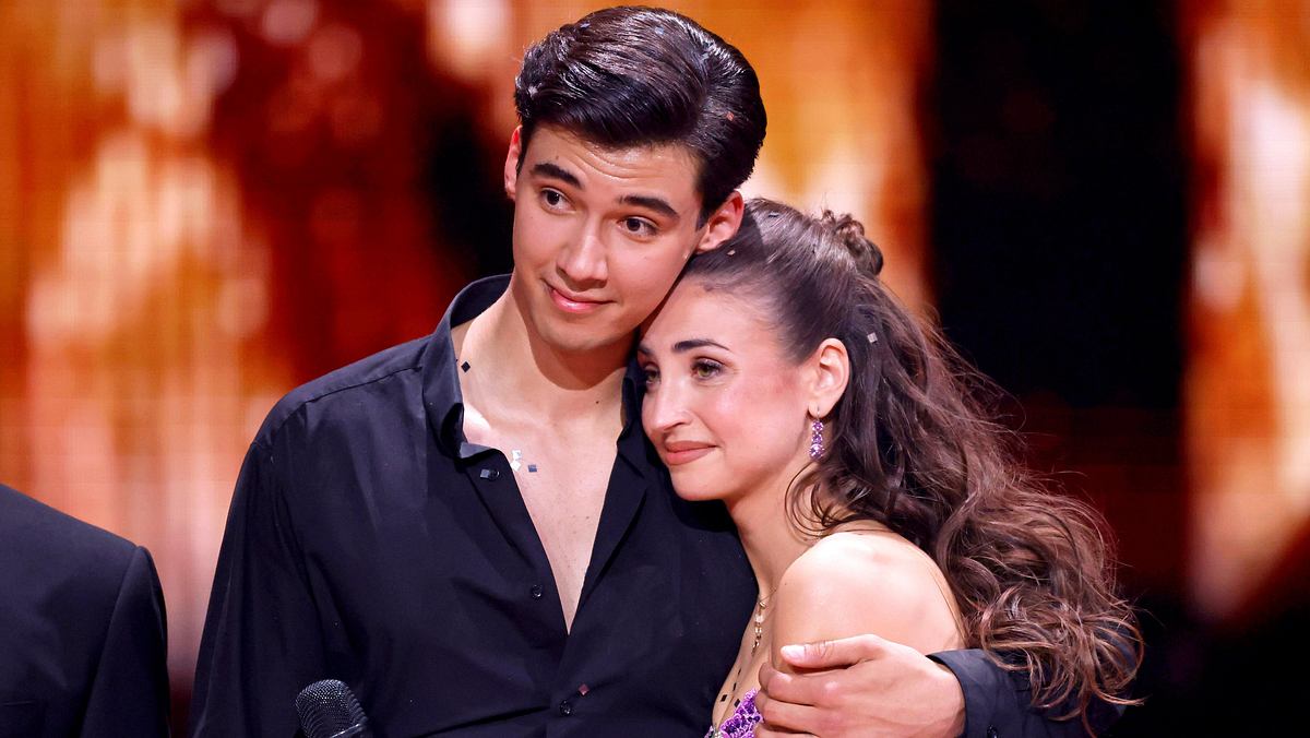 „Let's Dance“-Gewinner Diego Pooth hält Tanzpartnerin Ekaterina Leonova im Arm. 
