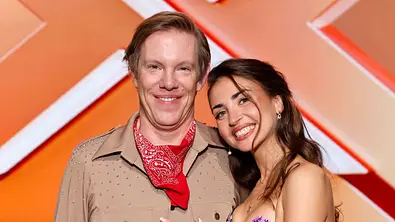 Simon Gosejohann & Ekaterina Leonova stehen Arm in Arm und lächeln in die Kamera - Foto: IMAGO / Panama Pictures