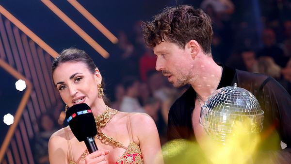 Ekaterina Leonova mit einem Mikro in der Hand. - Foto: IMAGO / Panama Pictures