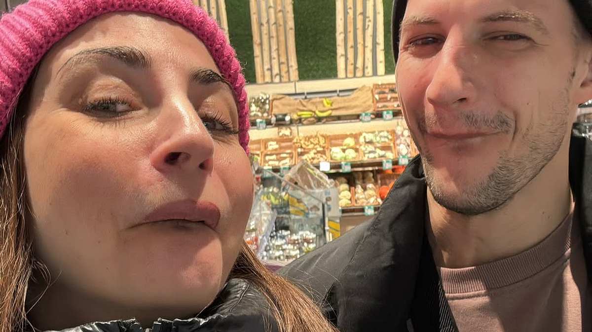 Ekat und Freund Ilya Ekaterina Leonova und Freund Ilya schneiden Grimassen