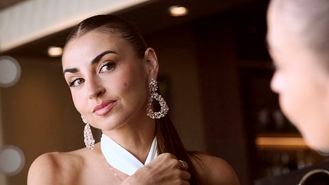 Lets Dance-Star Ekaterina Leonova betrachtet sich im Spiegel - Foto: Jan Rickert