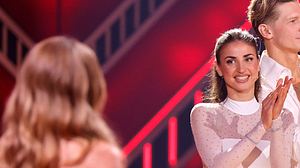 Ekaterina Leonova steht in einem durchsichtigen weißen Kleid auf der „Lets Dance“-Bühne, Victoria Swarovski stehen mit dem Rücken zur Kamera - Foto: IMAGO / Panama Pictures
