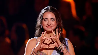 Ekaterina Leonova lächelt in die kamera - Foto: IMAGO / Panama Pictures