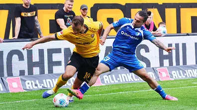 Dresdens Jakob Lemmer (l.) und Magdeburgs Baris Atik im harten Duell aus dem Hinspiel. - Foto: IMAGO / Picture Point LE