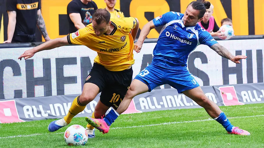 Dresdens Jakob Lemmer (l.) und Magdeburgs Baris Atik im harten Duell aus dem Hinspiel.