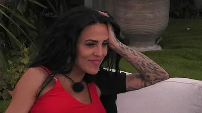 Elena Miras lächelt mit Arm am Kopf. - Foto: RTL