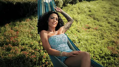 Elena Miras in einem blauen Kleid in einer Hängematte auf einem Promofoto zu MLFL. - Foto: RTL