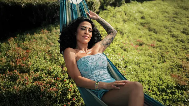 Elena Miras liegt in einer Hängematte und sonnt sich, umgeben von grüner Natur. - Foto: RTL