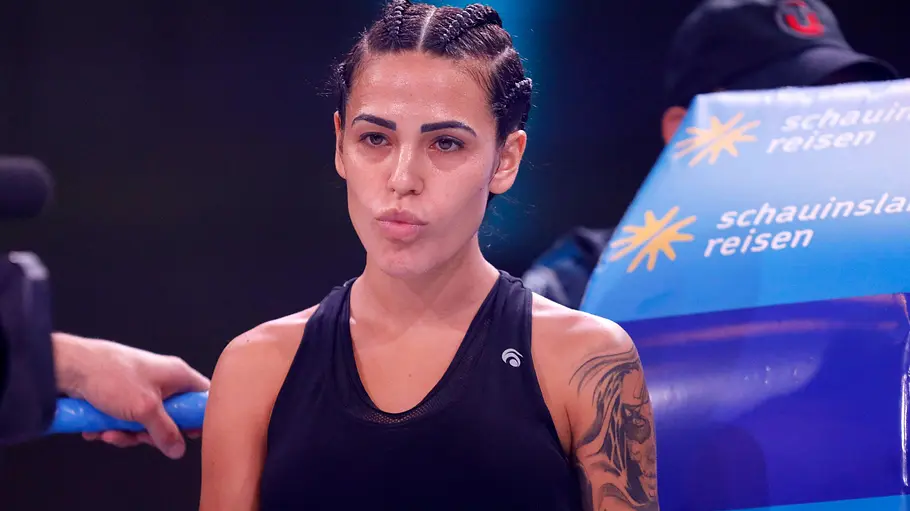 Elena Miras soll am Start sein in Staffel 5. Elena Miras bei einem Box-Wettkampf mit ernstem Blick.