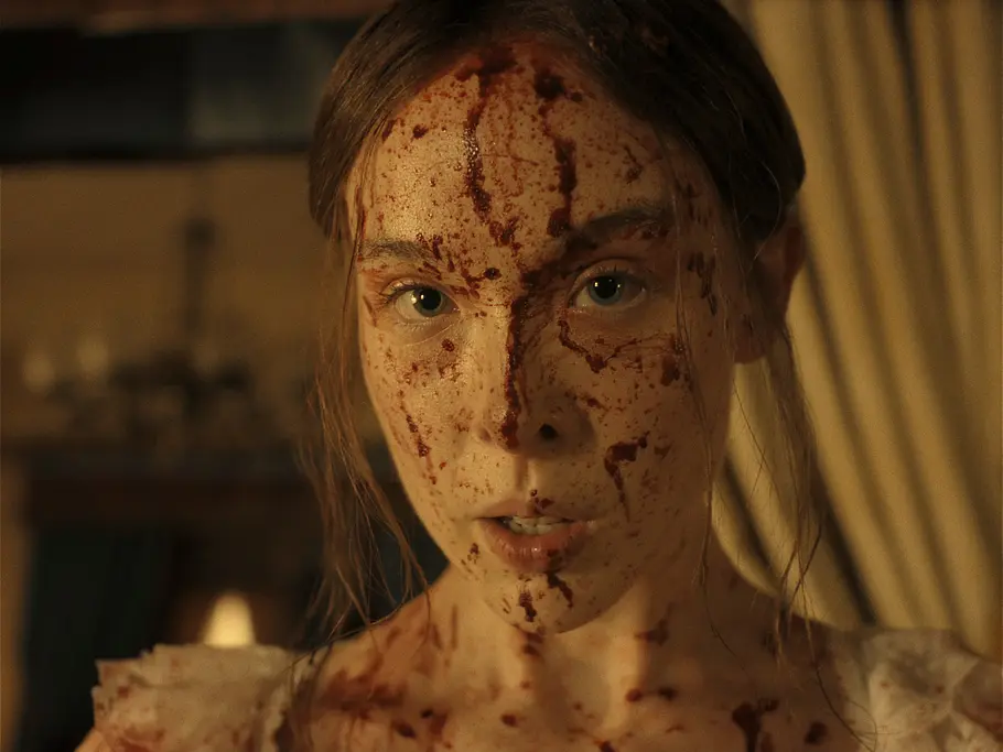Lizzie Borden mit Blut im Gesicht.