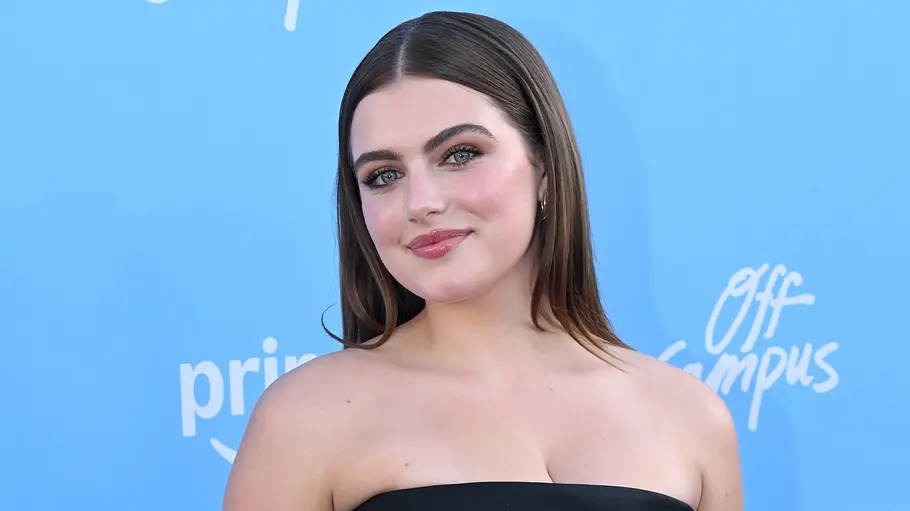 Ella Bright bei der Premiere von Off Campus.