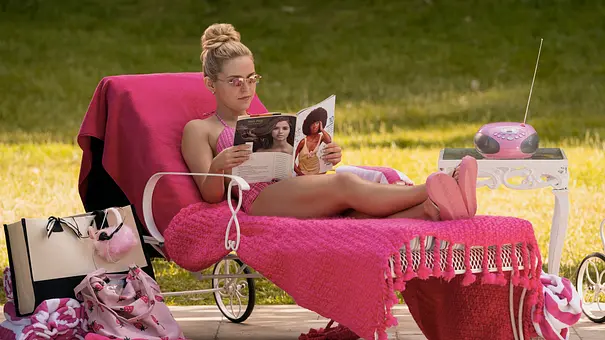 Erstes Szenenbild zu Elle zeigt die Protagonistin in pink auf einer Liege - Foto: Prime Video
