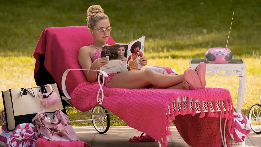 Elle-Serie Erstes Szenenbild zu Elle zeigt die Protagonistin in pink auf einer Liege