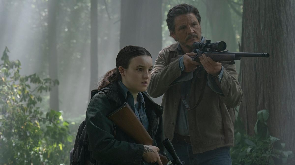 Ellie und Joel in „The Last of Us“ Staffel 2. Ellie und Joel in „The Last of Us“ Staffel 2. Joel zielt mit seinem Gewehr, Ellie ist ebenfalls bewaffnet.