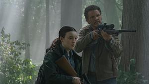 Ellie und Joel in „The Last of Us“ Staffel 2. Joel zielt mit seinem Gewehr, Ellie ist ebenfalls bewaffnet. - Foto: Liane Hentscher/HBO