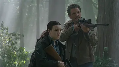 Ellie und Joel in „The Last of Us“ Staffel 2. Joel zielt mit seinem Gewehr, Ellie ist ebenfalls bewaffnet. - Foto: Liane Hentscher/HBO