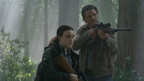 Ellie und Joel in „The Last of Us“ Staffel 2. Joel zielt mit seinem Gewehr, Ellie ist ebenfalls bewaffnet. - Foto: Liane Hentscher/HBO