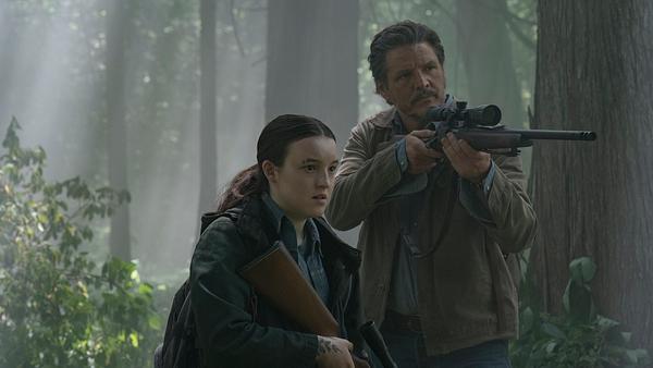 Ellie und Joel in „The Last of Us“ Staffel 2. Joel zielt mit seinem Gewehr, Ellie ist ebenfalls bewaffnet. - Foto: Liane Hentscher/HBO