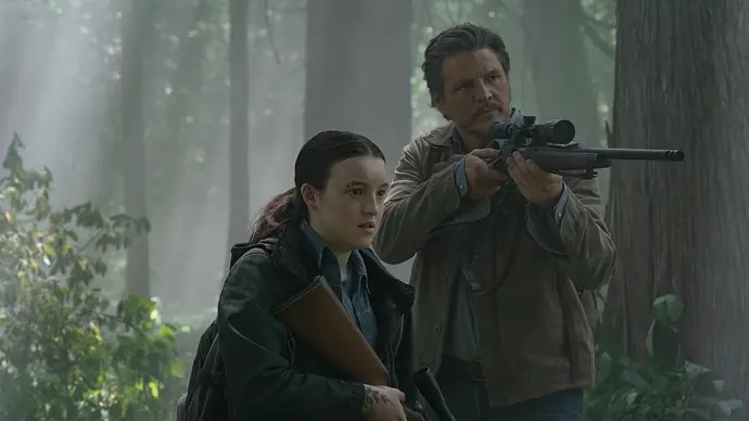 Ellie und Joel in „The Last of Us“ Staffel 2. Joel zielt mit seinem Gewehr, Ellie ist ebenfalls bewaffnet. - Foto: Liane Hentscher/HBO