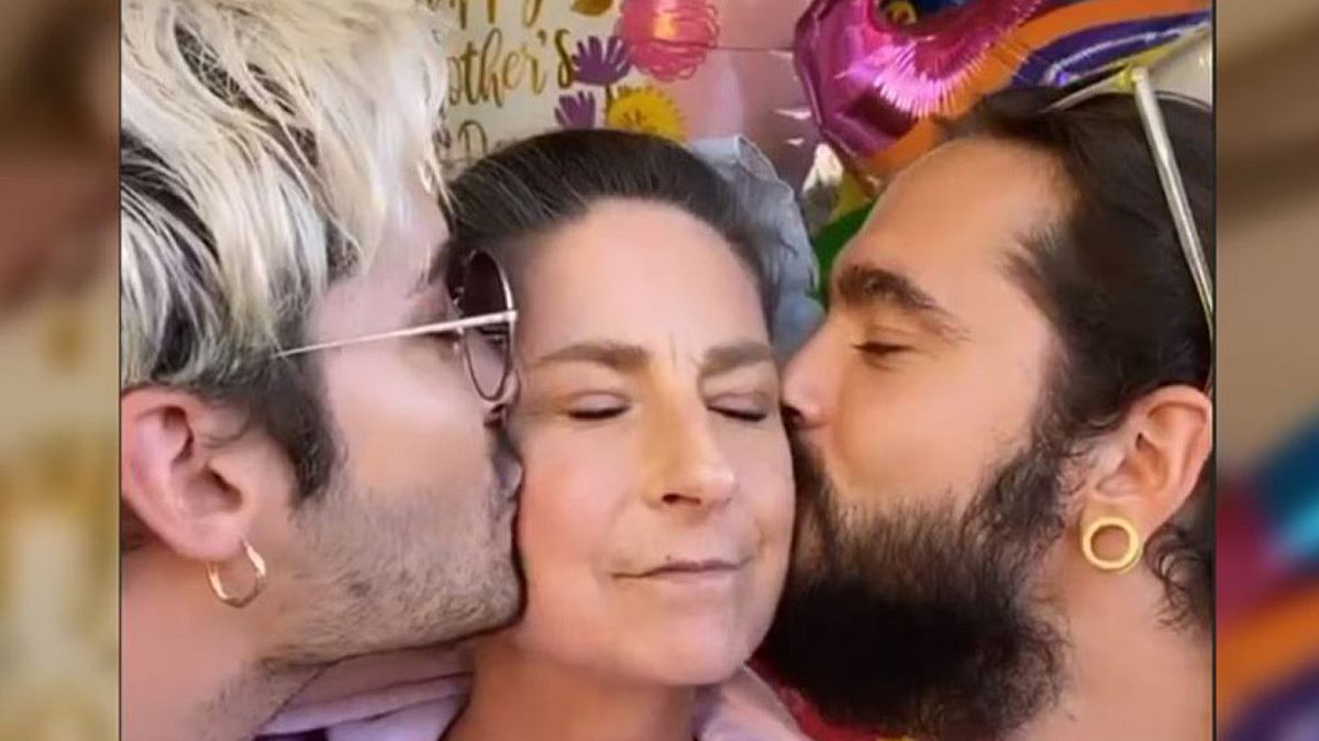 Bill und Tom Kaulitz' Eltern Tom und Bill Kaulitz stellten Fans ihre Mutter Simone Charlotte Kaulitz bzw. Trümper vor. Auf dem Foto küssen sie sie von rechts und links auf die Wangen.