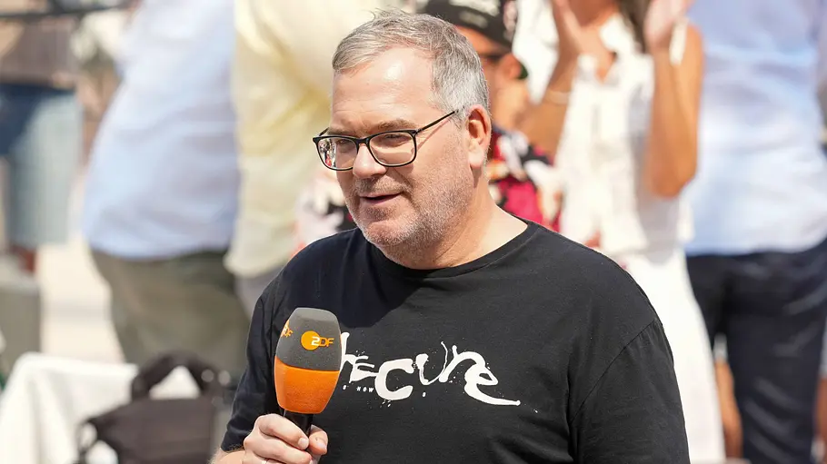Elton im ZDF-Fernsehgarten ausgebuht Elton mit Mikro in der Hand im ZDF-Fernsehgarten