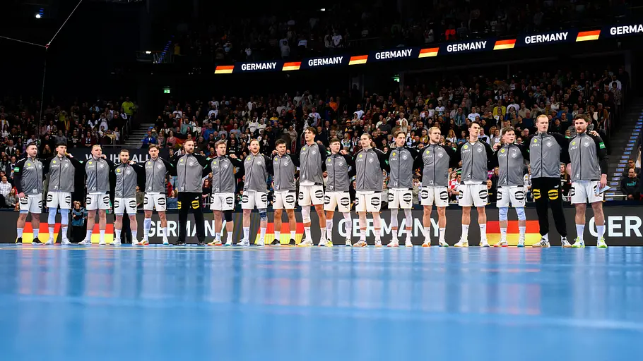 EM-Testspiel Deutschland gegen Kroatien: die Mannschaft von Deutschland bei der Hymne in der ZAG Arena in Hannover 